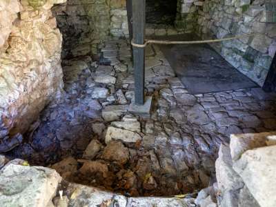 Siamo davanti alla �grotta n.1� o �grotta di San Leonardo�: un ambiente naturale che fu modificato dai monaci con pavimentazione e pareti per renderlo vivibile